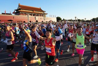 2025年北京马拉松天安门广场鸣枪起跑，3.2万余名选手同场竞技