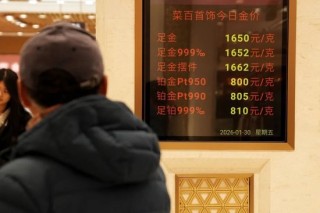 菜百卖黄金的队伍，一眼望不到头