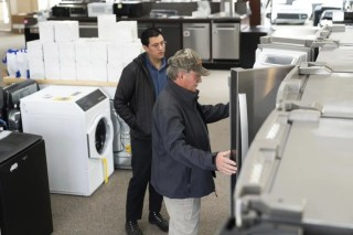 美国消费者狂囤“大件”