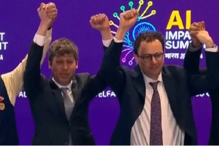 谄媚、献金、说谎？中东战争，美国这对AI宿敌彻底撕破了脸？｜硅谷观察