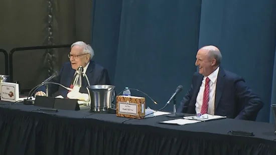 滚动更新|直击2025年巴菲特股东大会:贸易不应成为武器 美股市场波动实属常态 透露投资机遇 第2张 滚动更新|直击2025年巴菲特股东大会:贸易不应成为武器 美股市场波动实属常态 透露投资机遇 第2张