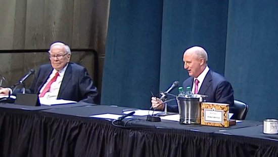 直击2025年巴菲特股东大会:贸易不应成为武器 市场波动实属常态 突然宣布年底卸任CEO 第3张 直击2025年巴菲特股东大会:贸易不应成为武器 市场波动实属常态 突然宣布年底卸任CEO 第3张