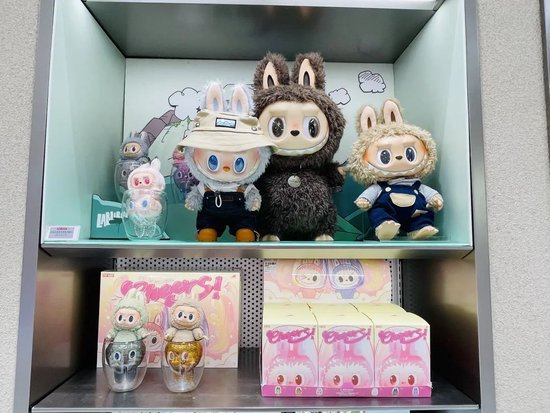 现象级曝光!蕾哈娜、贝克汉姆等明星纷纷“带货”!Labubu冲破关税打压,在美国卖断货→ 第5张 现象级曝光!蕾哈娜、贝克汉姆等明星纷纷“带货”!Labubu冲破关税打压,在美国卖断货→ 第5张