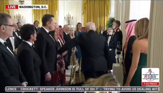 “特马”又同框!马斯克现身白宫 出席特朗普与沙特王储晚宴 第1张 “特马”又同框!马斯克现身白宫 出席特朗普与沙特王储晚宴 第1张