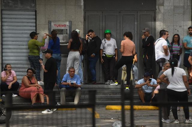 第1现场｜遭袭后的委内瑞拉：药店排队、油站关闭、民众集会抗议  第8张