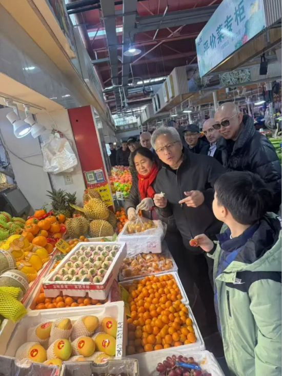 黄仁勋2026首度来华：逛上海菜市场还发红包 晚上参加年会  第1张