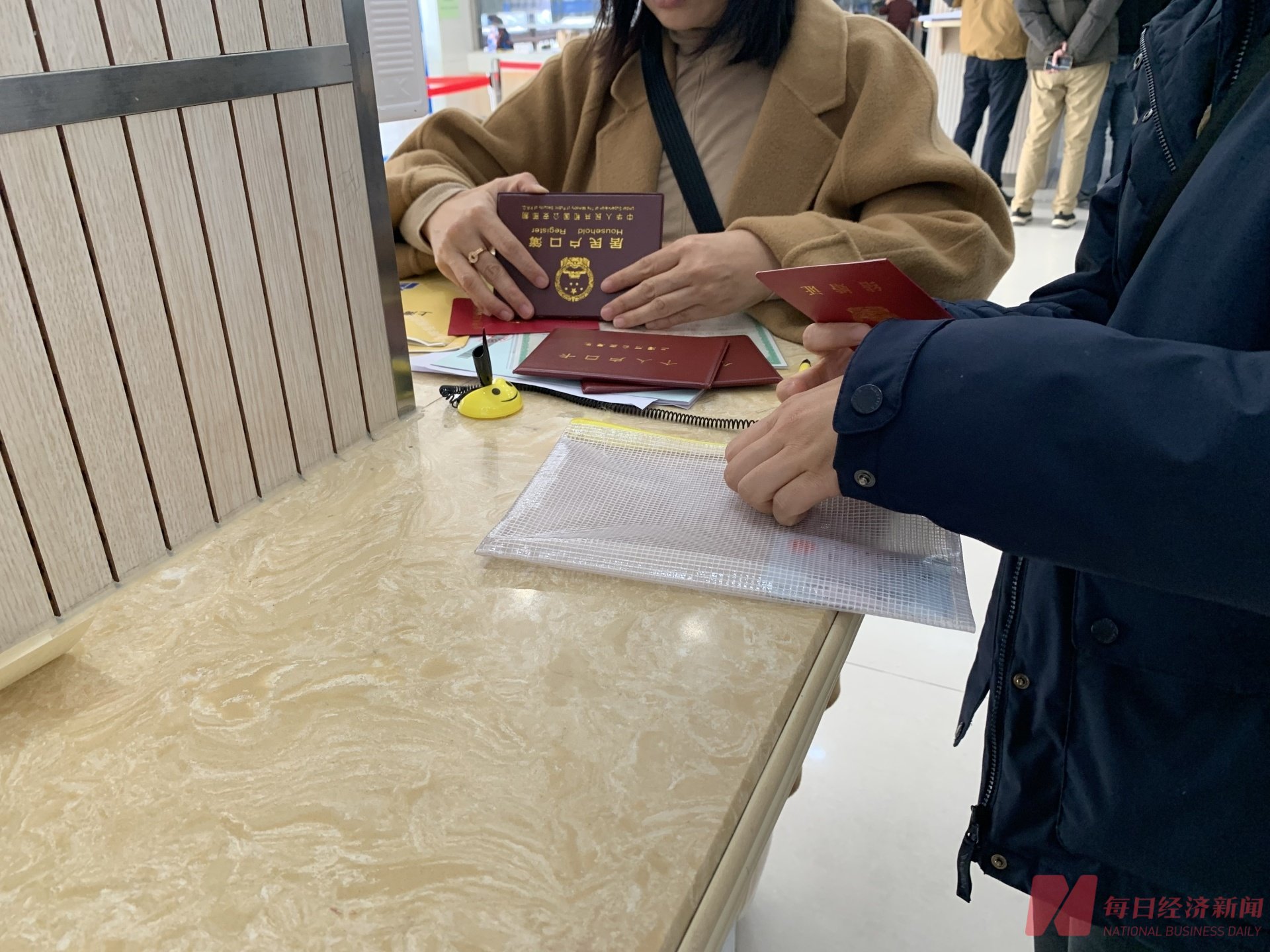 上海二手房交易中心乌泱泱挤满人,感受楼市“小阳春” 第3张 上海二手房交易中心乌泱泱挤满人,感受楼市“小阳春” 第3张