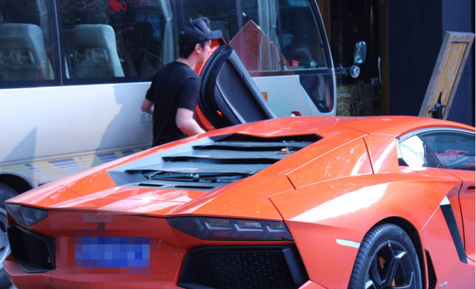 父亲身家超过李嘉诚，他不爱美女爱丑女，继承60亿家产坐地铁上班  第1张