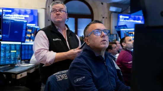 午盘:三大股指悉数走低 道指下跌逾400点 第1张 午盘:三大股指悉数走低 道指下跌逾400点 第1张