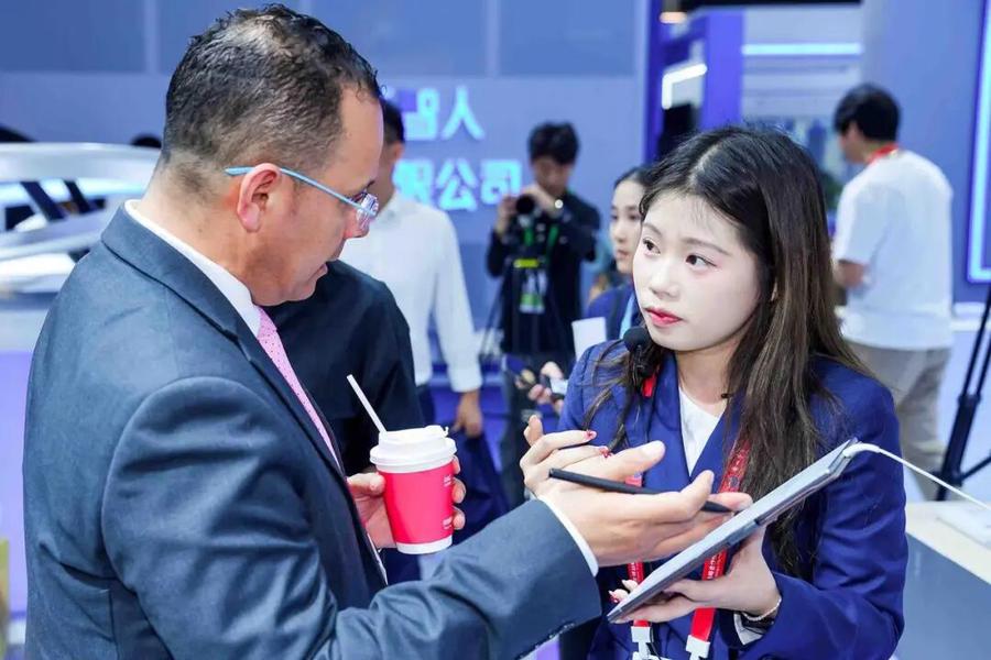 科大讯飞携AI眼镜亮相消博会，全场景AI赋能海南自贸港跨语言沟通  第6张